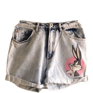 💙DIVIDED Looney Tunes Bugs Bunny high wasted acid wash denim shorts. Size 4